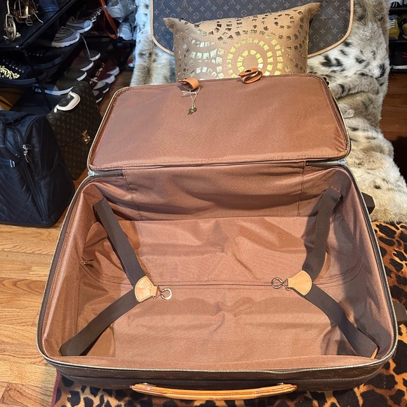 Louis Vuitton monogram carry on luggage - Picture 5 of 8